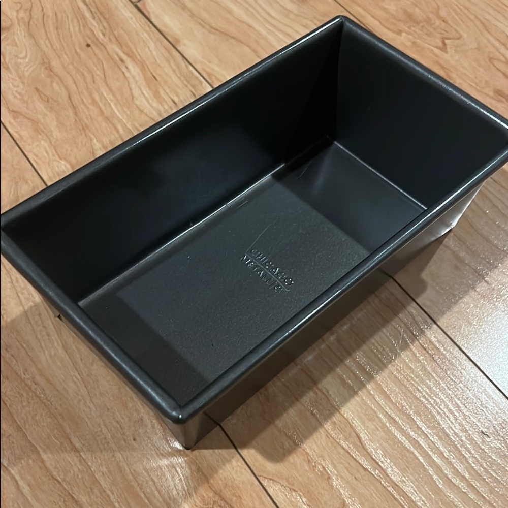 Chicago metalic  Black Loaf Pan